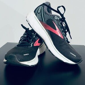 BROOKS Women's Black and Pink Athletic Shoes